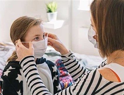 الوضع الخاطئ للكمامة يحولها إلى بؤرة جراثيم