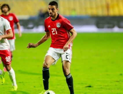 ماذا يفصل طاهر محمد طاهر عن ارتداء قميص الأهلى؟