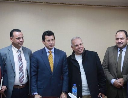 استقبل الدكتور أشرف صبحي، وزير الشباب والرياضة، اليوم صلاح غالي والد الدولي محمد صلاح لاعب نادي ليفربول الإنجليزي ومنتخب مصر