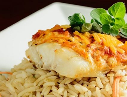 غذاء اليوم السمك بصلصة الطماطم مع الأرز الأحمر