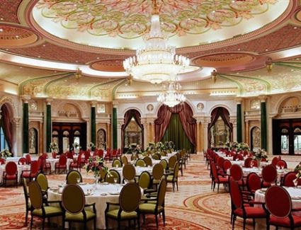 “الحكومة” تنفي إعادة فتح قاعات الأفراح ودور المناسبات