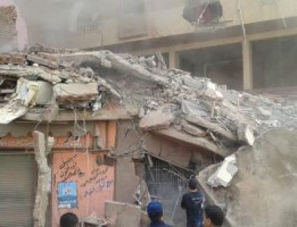 مصرع طالب وإصابة والدته وأخر فى انهيار منزل من 3 طوابق بالدقهلية