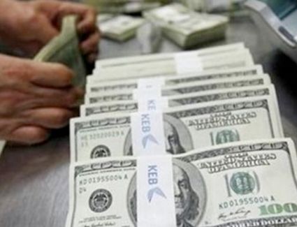 شهدت أسعار الدولار، اليوم الخميس، استقرارًا ملحوظًا، حيث سجل في البنك الأهلي المصري 17.78 جنيه للشراء، و17.88 جنيه للبيع.