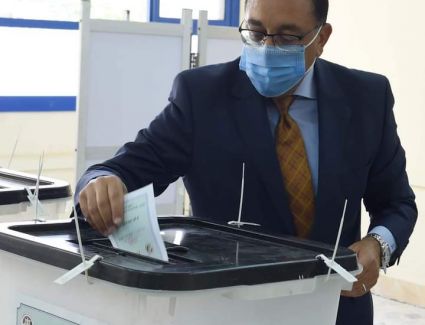 رئيس الوزراء يُدلى بصوته فى انتخابات مجلس الشيوخ بالمدرسة المصرية اليابانية بالشيخ زايد 