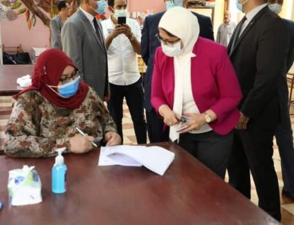 أثناء الإدلاء بصوتها في انتخابات مجلس الشيوخ... وزيرة الصحة تطمئن المواطنين على تأمين لجان الانتخابات طبيًا ووقائيًا.. وتحثهم على المشاركة في ممارسة حقهم الدستوري