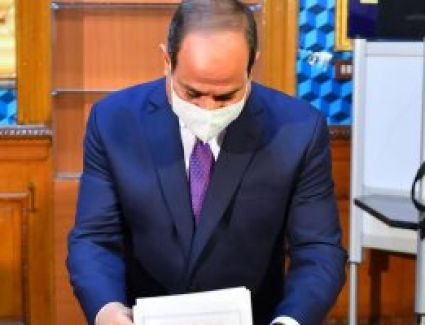 الرئيس السيسي يشارك بصوته في إنتخابات مجلس الشيوخ