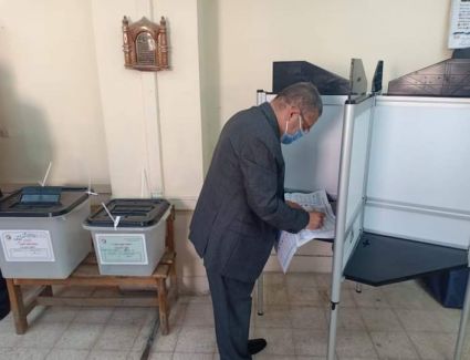 وزير قطاع الأعمال العام يدلي بصوته في انتخابات مجلس الشيوخ