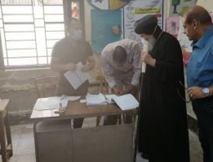 مطران أسيوط يدلى بصوته فى انتخابات مجلس الشيوخ.«صور»