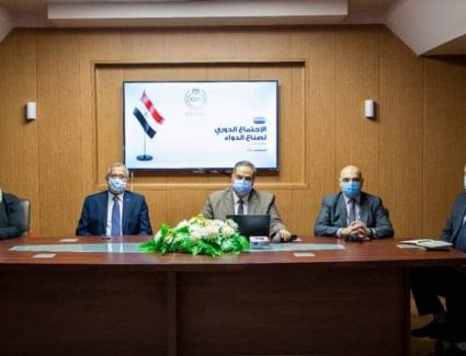 الدواء: رئيس هيئة الدواء يبحث سبل تطوير صناعة الدواء مع ممثلي الصناعة