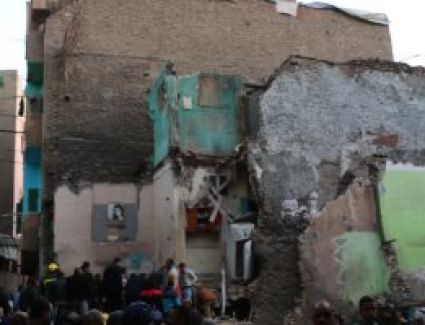 انهيار جزئى لمنزل مكون من 5 طوابق بساقلتة سوهاج