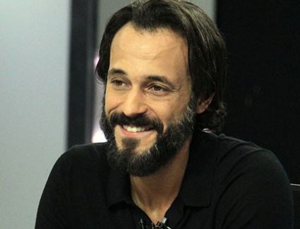 الفنان يوسف الشريف يتساءل حول الفائز فى نهائى دورى الأبطال: بايرن أم باريس؟