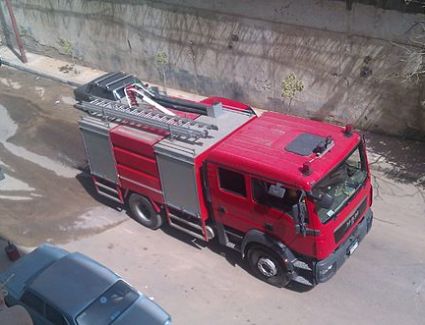 رجال الاطفاء يسيطرون علي حريق داخل ورشة أخشاب فى الهرم دون إصابات