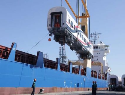 وزير النقل يتابع إستكمال أعمال تنزيل13عربة جديدة للركاب بميناء الإسكندرية ضمن صفقة تصنيع وتوريد 1300 عربة سكة حديد جديدة للركاب