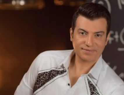 إيهاب توفيق يصور أغنية "100 تحية" الوطنية فى شارع المعز