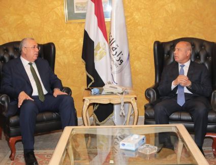 وزير النقل يبحث مع وزير الزراعة واستصلاح الأراضي وقيادات وزارة التجارة والصناعة  التكامل بين المشروعات التي تنفذها الوزارات الثلاثة لتحفيز بيئة الاستثمار وإحداث التنمية الاقتصادية المنشودة