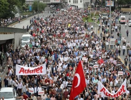 تظاهر آلاف الأتراك السبت، في شوارع إسطنبول احتجاجا على غلاء المعيشة وارتفاع معدّل التضّخم في تركيا.