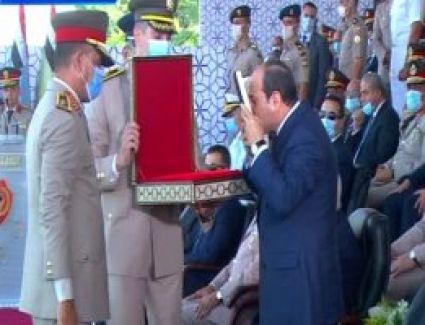مدير الكلية الحربية يمنح السيسى "كتاب الله" خلال حفل تخرج الكليات العسكرية