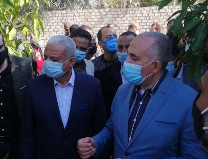  برفقة محافظ السويس وزير الري يتفقد التجربه الخاصة بزراعة الاراضى الملحية باستخدام مياه الصرف الزراعى عالية الملوحه لزراعة المحاصيل التي تتحمل درجات الملوحة المرتفعة