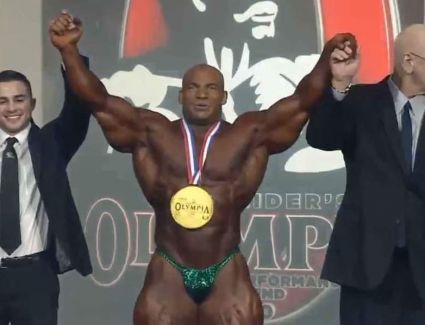 الفنانة رانيا يوسف، والفنانة ندى بسيونى والمطرب محمد رشاد والفنان أحمد شامى  يهنئون "بيج رامى" لتتويجه بلقب مستر أولمبيا 2020