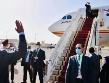 الرئيس السيسى يعود إلى أرض الوطن بعد زيارة سريعة للسودان
