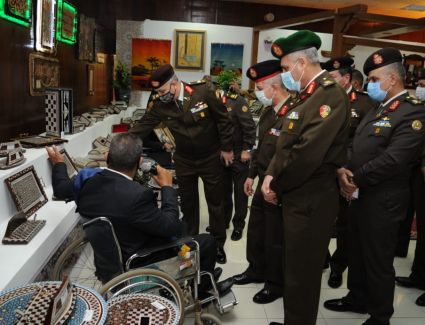 القوات المسلحة تقيم معرضاً فنياً لإبداعات المحاربين القدماء بمناسبة يوم الشهيد.