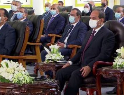 الرئيس السيسى يتسلم هدية تذكارية من كوادر مجمع الإصدارات المؤمنة