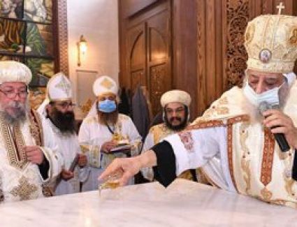 البابا تواضروس يُصلى قداس أحد الزعف بكنيسة بشاير الخير بالإسكندرية