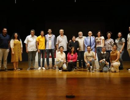 الفنان  محمد صبحي،  يجرى بروفات مكثفة علي مسرحيته الجديدة "نجوم الضهر" بمسرحه بمدينة سنبل