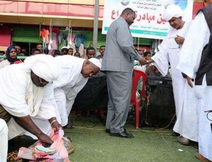 تجار سودانيون يودعون مبالغ ضخمة في البنوك لإنقاذ البلاد