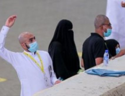 حجاج بيت الله الحرام يواصلون رمى الجمرات ثانى أيام التشريق