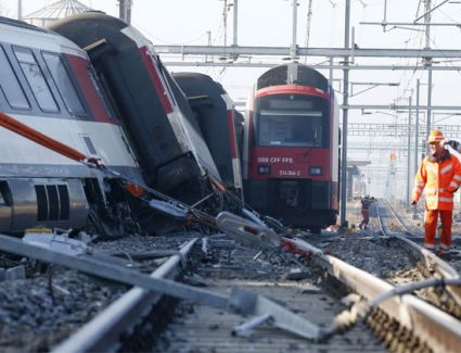 قتيلان على الأقل وعشرات الجرحى جراء تصادم قطارين في 