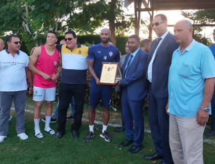 المجد يكرم اللاعب الكبير شيكابالا على هامش مباراته مع الزمالك