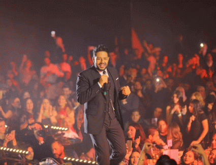 أحيا النجم محمد حماقي حفل رأس السنة، داخل أحد فنادق القاهرة الكبرى، ورفع الحفل يافطة "كامل العدد"