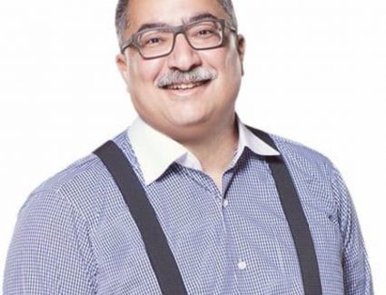 إبراهيم عيسى " شعار الأهلي فوق الجميع شعار نازي" 