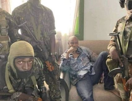 لاعبي المغرب يهرعون من إطلاق النار عليهم في غينيا.