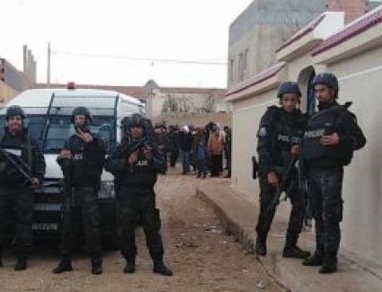 الأمن التونسى يصفى 5 إرهابيين.. وانتحاريان يفجران نفسيهما بـ"سيدى بوزيد"