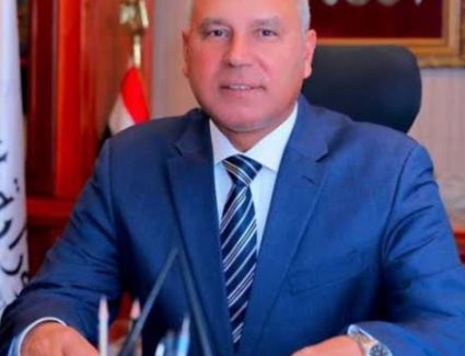 وزير النقل يصرف 750جنيها للعاملين في السكة الحديد 