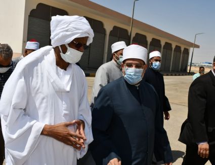 محافظ البحر الأحمر يستقبل السفير السودانى بالغردقة 