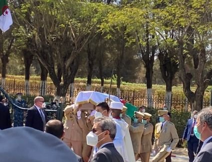 الجزائريون يشيعون جثمان الرئيس الراحل إلى مثواه الأخير بمقبرة "العالية" وسط تعزيزات أمن
