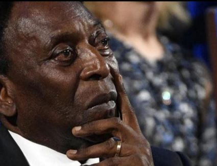 اسطوره كرة القدم البرازيلي داخل العناية المركزة