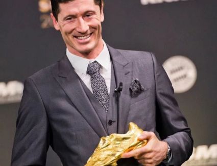 طاقه البهجه تعم متحف أرينا بتتويج "روبرت ليوندوسيكي" الحذاء الذهبي