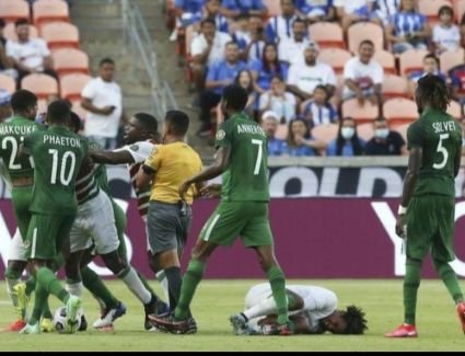 نائب منتخب "سورينام" يشارك في مباراه في عمر الستين