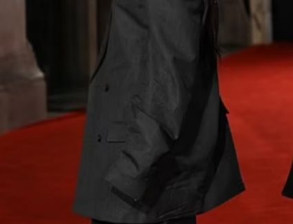 ظهور عارضة أزياء شهيرة بإطلالة رجالي خلال أسبوع الموضة بميلانو وباريس