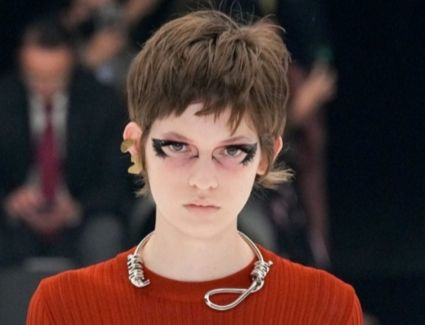 "جيفنشي" تستعيد واقعة "بربري" بإصدارها عقد على شكل حبل مشنقة