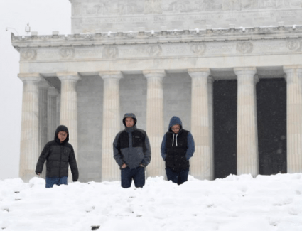 وفاة 7 أشخاص في عاصفة ثلجية تضرب شرق أمريكا