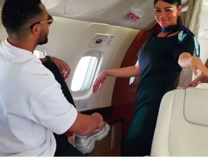 بعد جدل قضية الطيار الشهيرة .. محمد رمضان يرقص مع مضيفة في الطائرة