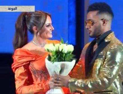 بشرى تنهي أزمتها مع محمد رمضان بباقة ورد 