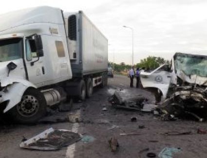 إصابة شخص فى حادث تصادم سيارتين بطريق الواحات الصحراوى