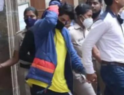 النجم الهندي شاروخان يجري إتصاله الأول مع إبنه بعد إلقاء القبض عليه.. تعرف على السبب