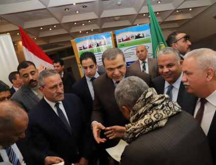 محافظ الاسماعليه وسعفان يسلمان 250 شهادة أمان للعمالة غير المنتظمة